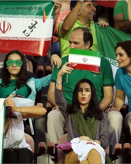 عکس حضور دختران ایرانی در دیدار ایران – عمان