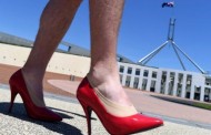 راهپیمایی این مردان با کفش پاشنه بلند زنانه/ عکس