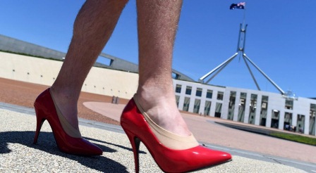 راهپیمایی این مردان با کفش پاشنه بلند زنانه/ عکس