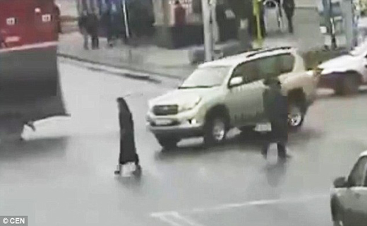 عکس: زنده ماندن زنی که ماشین از روی بدن آن رد شد!