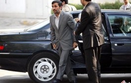 مردم شیشه خودرو احمدی‌ نژاد را شکستند