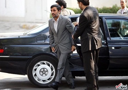 مردم شیشه خودرو احمدی‌ نژاد را شکستند