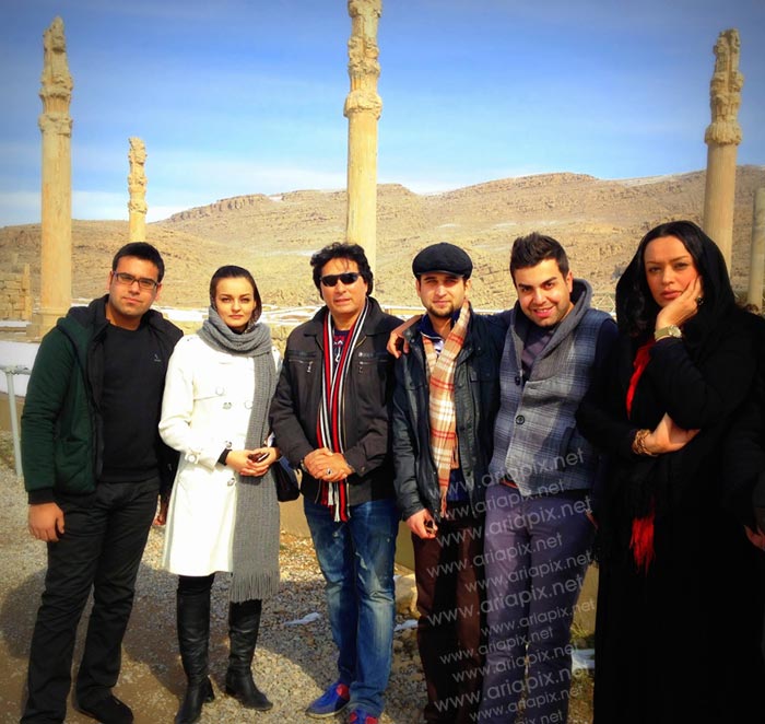 جمعی از بازیگران سریال آوای باران در تخت جمشید شیراز / عکس