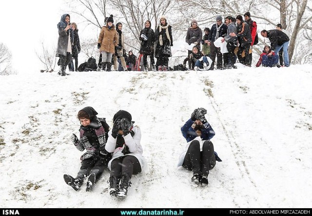 تصاویر برف‌ بازی دختران تهرانی در پارک ملت