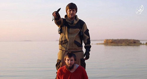 اعدام اسیر روسی به دست داعش /تصاویر 18+